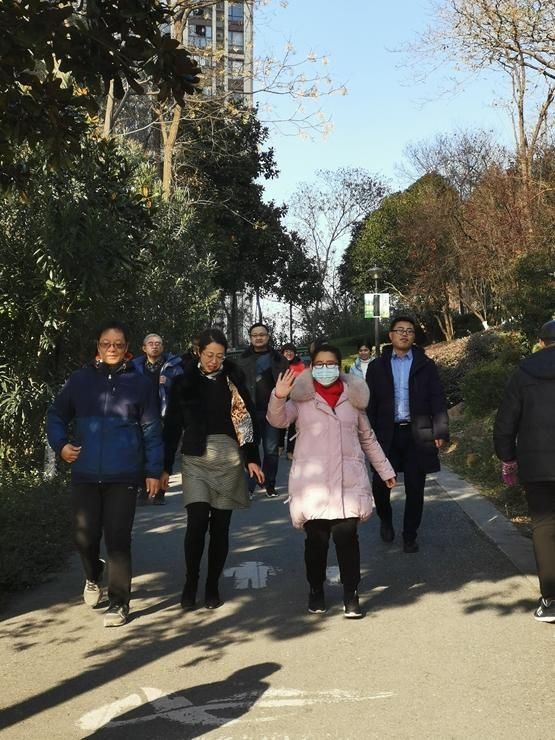 红星中学举行教职工“迎新年”登山活动