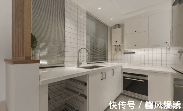 墙面|这对夫妻很有远见,买下120平复式小楼,客厅开阔还有双储物间