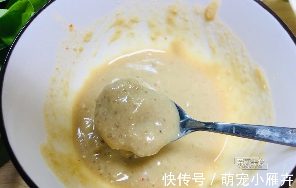 炒空心菜,直接炒就不对了,多加一个步骤,翠绿不发黑,十分脆嫩