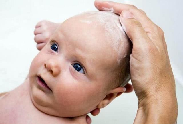婴儿|新生儿头发越多越聪明孩子头发多少与这3点有关，宝妈要重视