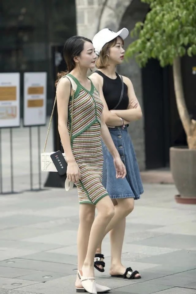 街拍:小姐姐搭配非常简单,戴了一副墨镜,显得很有范儿