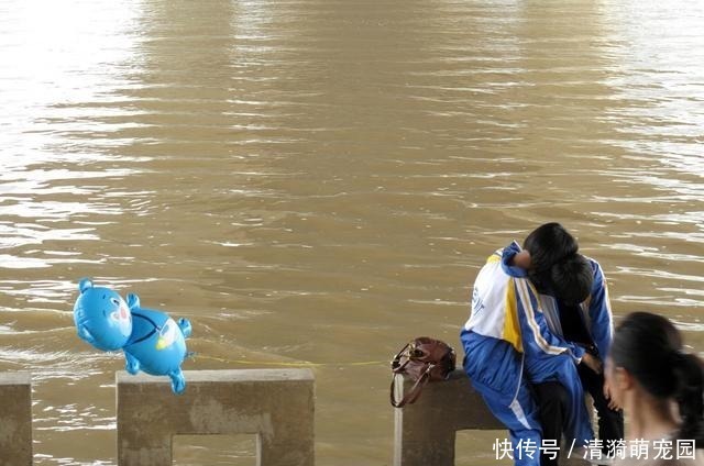 回家|11岁男孩将小女友带回家,爸爸看到监控俩孩子动作,坐不住了