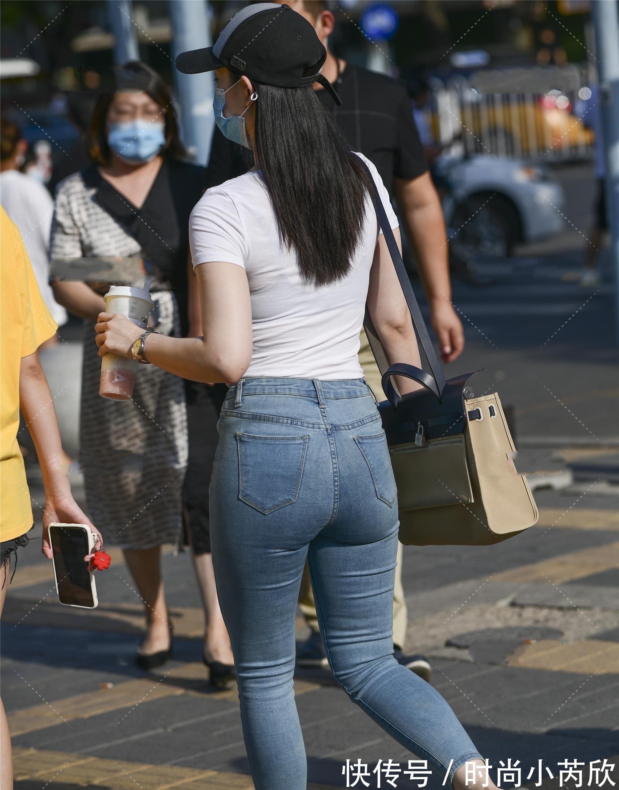 紧身牛仔裤 九分牛仔紧身裤搭配白色T恤,简约休闲,轻松俏皮