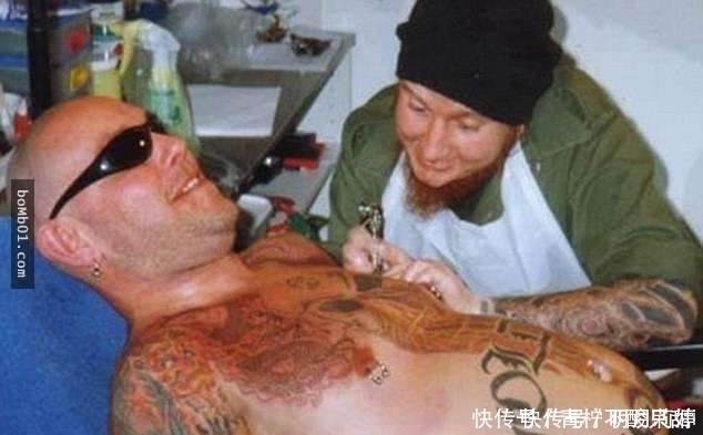 他把纹身刺满全身,连眼珠也没漏掉,现在一出门就吓坏路人