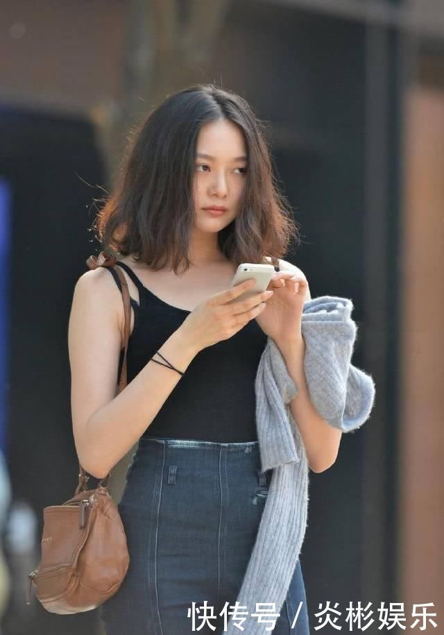街拍美女小姐姐真时尚,将牛仔裤前后反穿,不显尴尬反而忒美
