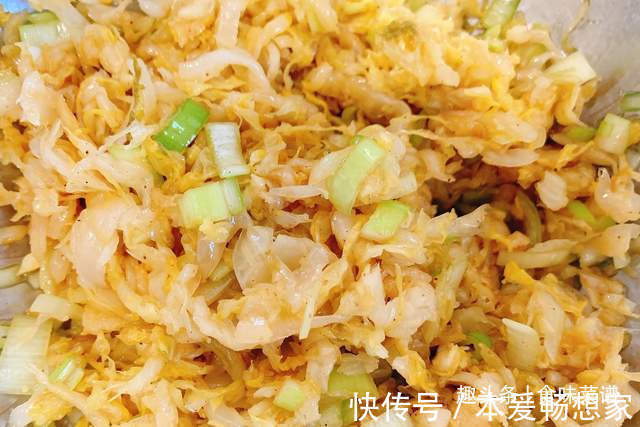 瓶子|每年冬天我都这样腌酸菜,不发霉不怕烂,金黄酸爽,放一年都不坏