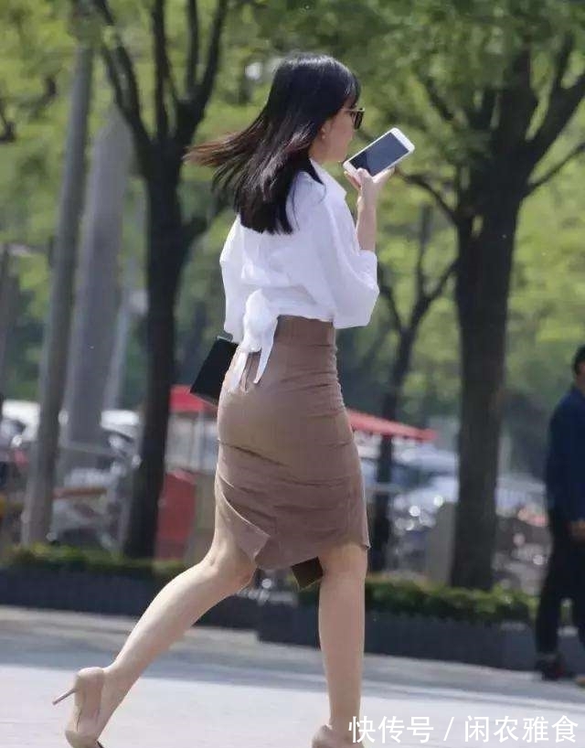 白衬衫|街拍:20多岁的女白领穿包臀,白衬衫的女人自带气质!