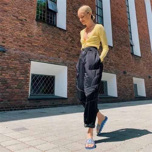 短款针织开衫怎么穿？学学这些潮人们的穿法，特时髦