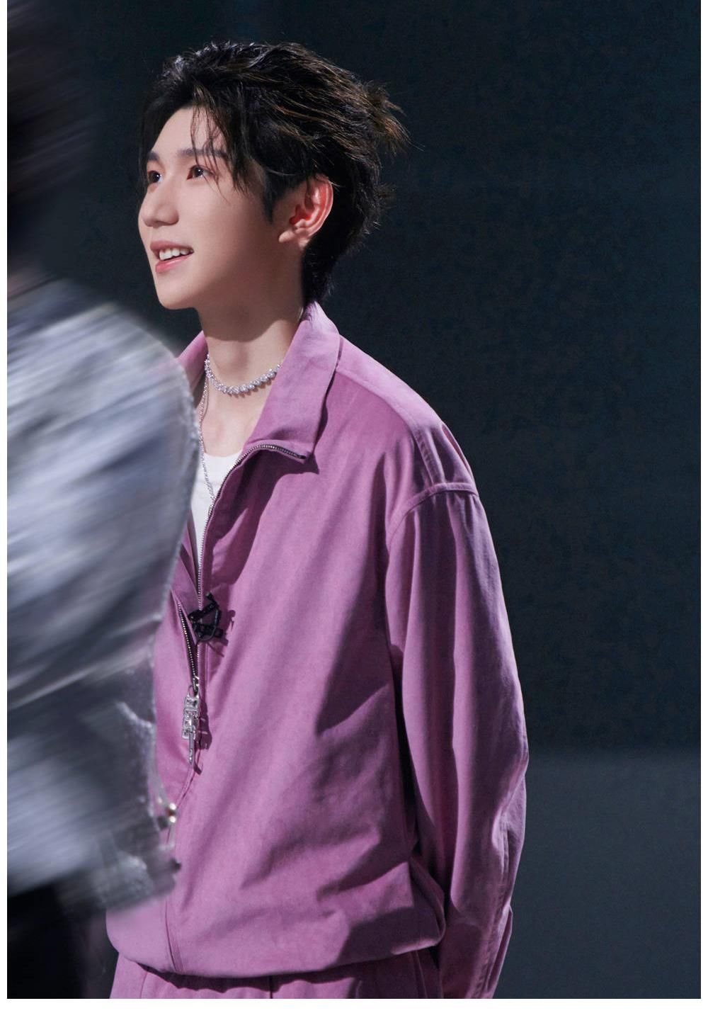 选手|王源《明日创作计划》耐心帮助选手,变反矫情达人态度超man