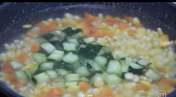 黄瓜|玉米加黄瓜和胡萝卜这样做,真的很好吃,大人孩子都喜欢