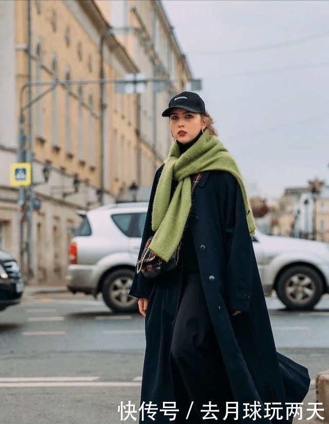 飙升|女人秋冬穿大衣时,建议这样“系围巾”,能让你时髦感飙升