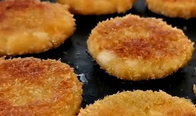 一日三餐|入秋后，此果正当季，2块钱1斤，用来做早餐饼酸甜又软糯，太香了