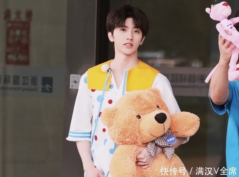 偶像练习生|蔡徐坤到底有多高?在他手里小小的玩具熊,粉丝拿着却“变了样”