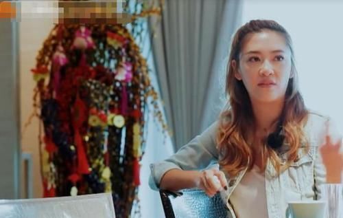 嗯哼 同样家有萌娃,看看霍思燕的客厅,再看看应采儿的,差距一览无余