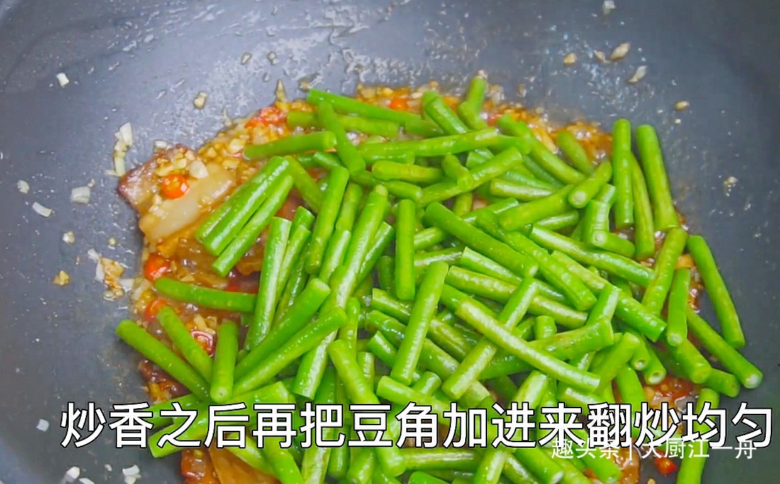 炒豆角时，先放油就错了！教你饭店做法，豆角翠绿鲜香更入味！