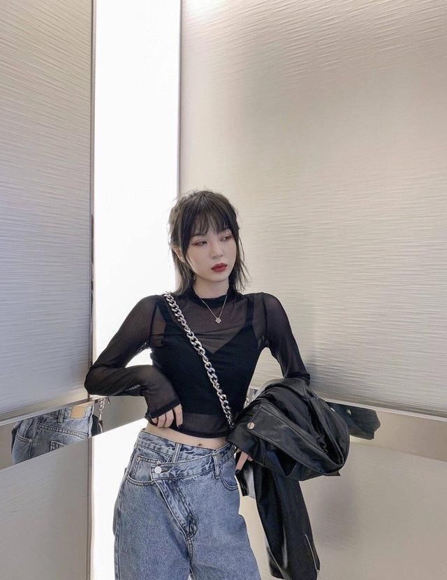 蕾丝|街拍小姐姐的网纱衣好显身材,配波浪长卷发,回眸一笑美成焦点