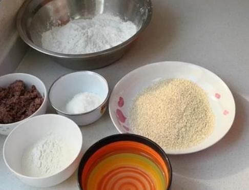 把糯米粉开水一烫,不发面不饧面,个个空心不开裂,比油条更好吃