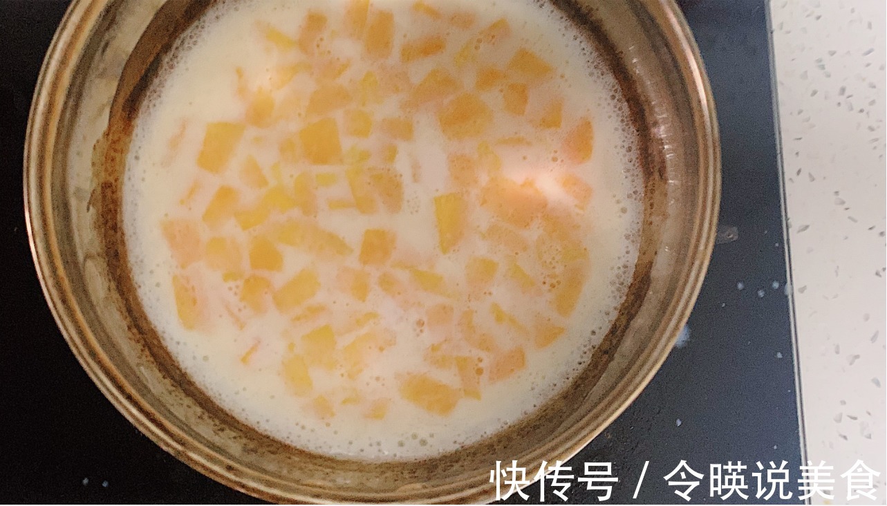 芒果和牛奶做,好吃到碗中见底,香甜又营养,小朋友们都爱吃