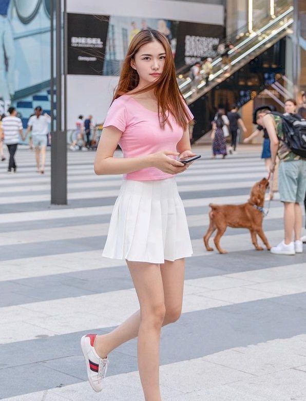 街拍:小姐姐很漂亮,白衬衣搭配黑短裤,秀出完美身材