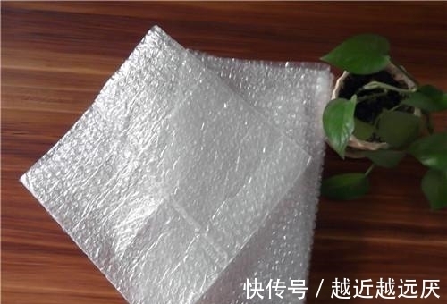 快递里的气泡垫直接扔掉?教你3个小妙用,解决各种生活烦恼