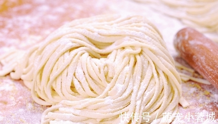 添加剂|想吃手擀面不要出去买，教你在家做，劲道爽滑，好吃零添加