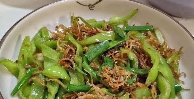 朋友来吃饭，宝妈花45元做一桌菜，朋友吃撑了，孩子爸却说抠门