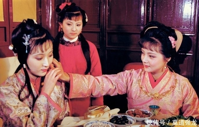 薛宝钗@莺儿同宝玉微露意:她还有几样世人没见过的好处,究竟指的是什么