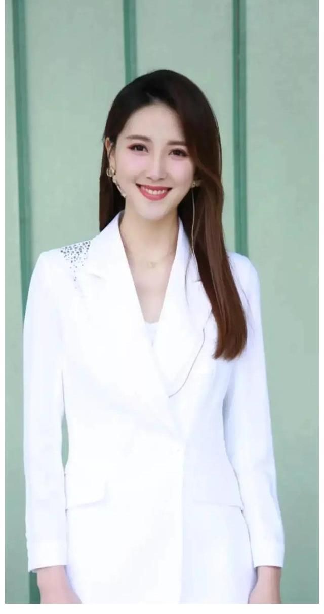 央视|央视女主持人李丹儿，青春甜美，实在是漂亮