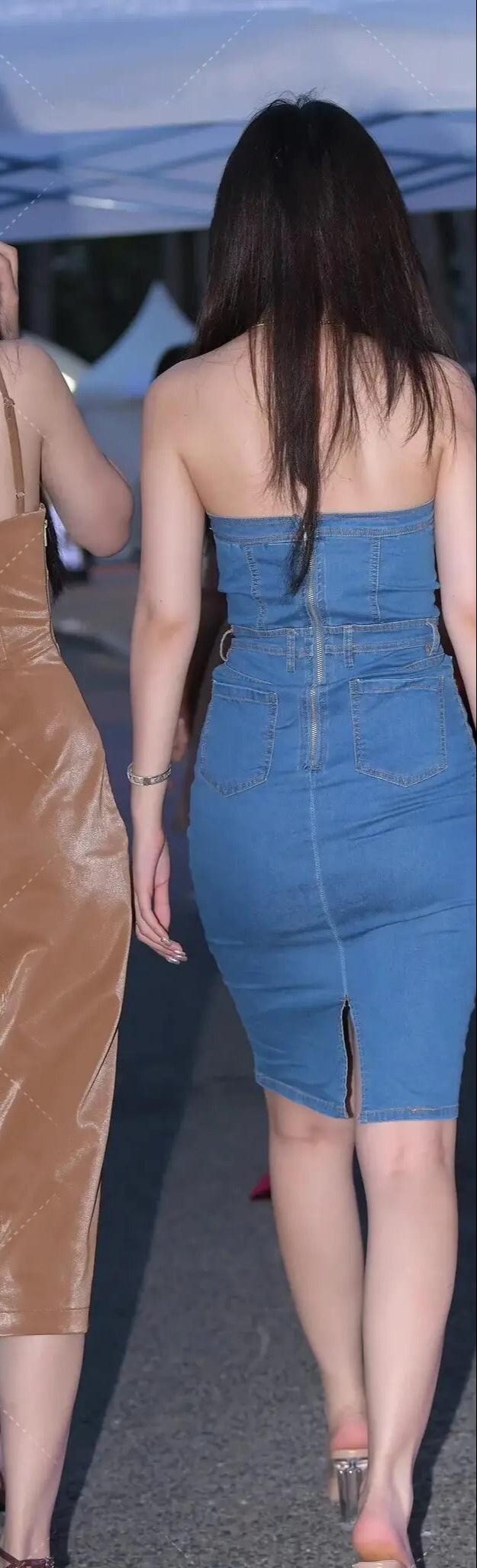 抹胸 小姐姐一袭抹胸牛仔连衣裙, 青春靓丽, 简单又时尚