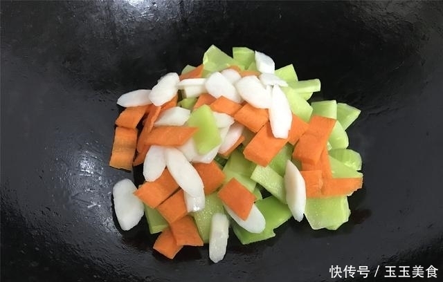 5分钟快手菜,三样素菜放一起,简单一炒,比大鱼大肉还好吃!