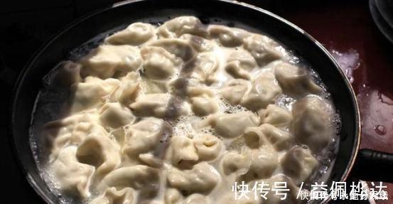 热水|煮饺子热水下锅是错的加一步骤,饺子好吃不破皮