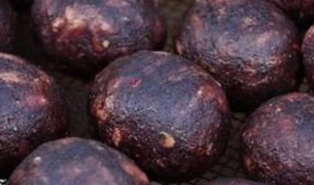 摊主|东北集市“稀奇物”,远看像煤球,近看直摇头,摊主排队都难买