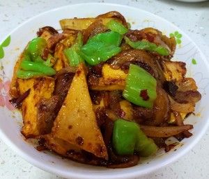 家常下饭菜谱，干锅千叶豆腐，比肉好吃，超下饭，今晚米饭不够吃