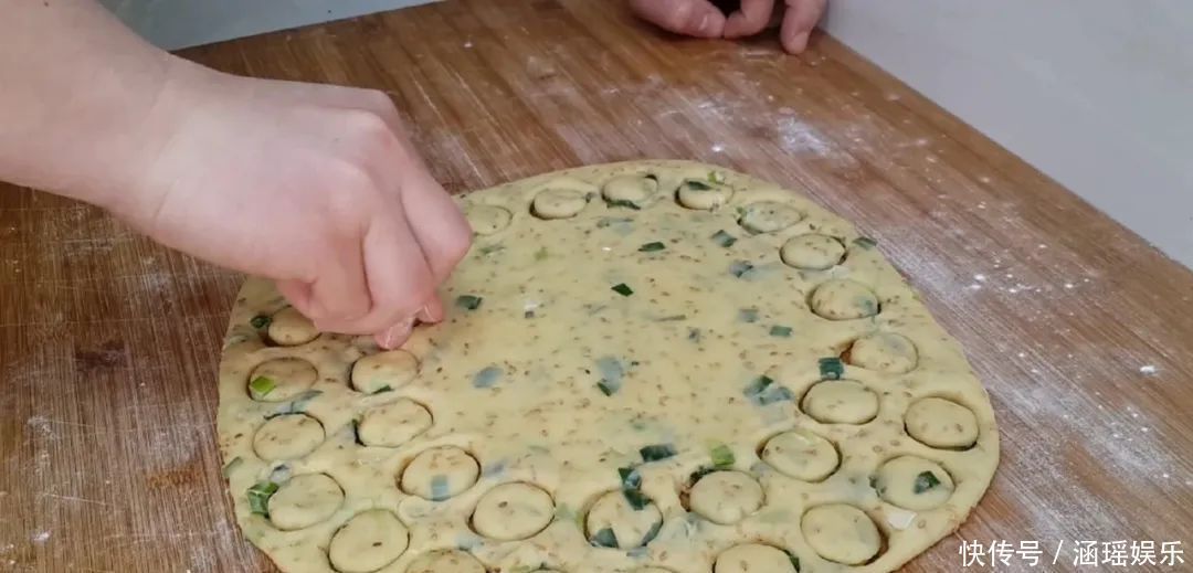 早餐别吃包子了,面粉中加2个鸡蛋,不蒸馒头不烙饼,出锅太香了