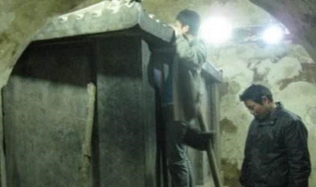 男尸$专家打开千年古墓，唐朝公主安然躺在墓中，一旁还有风干的男尸！