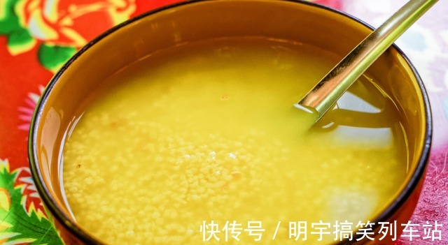 胃酸|每天喝小米粥能养胃吗?医生:想保护肠胃,2种粗粮尽量少吃