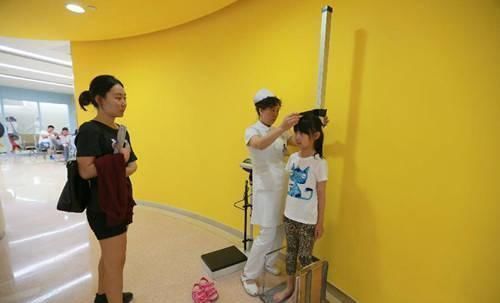 孩子|母亲自责13岁的娃最多长到1米5,儿科医生家长都有这个毛病