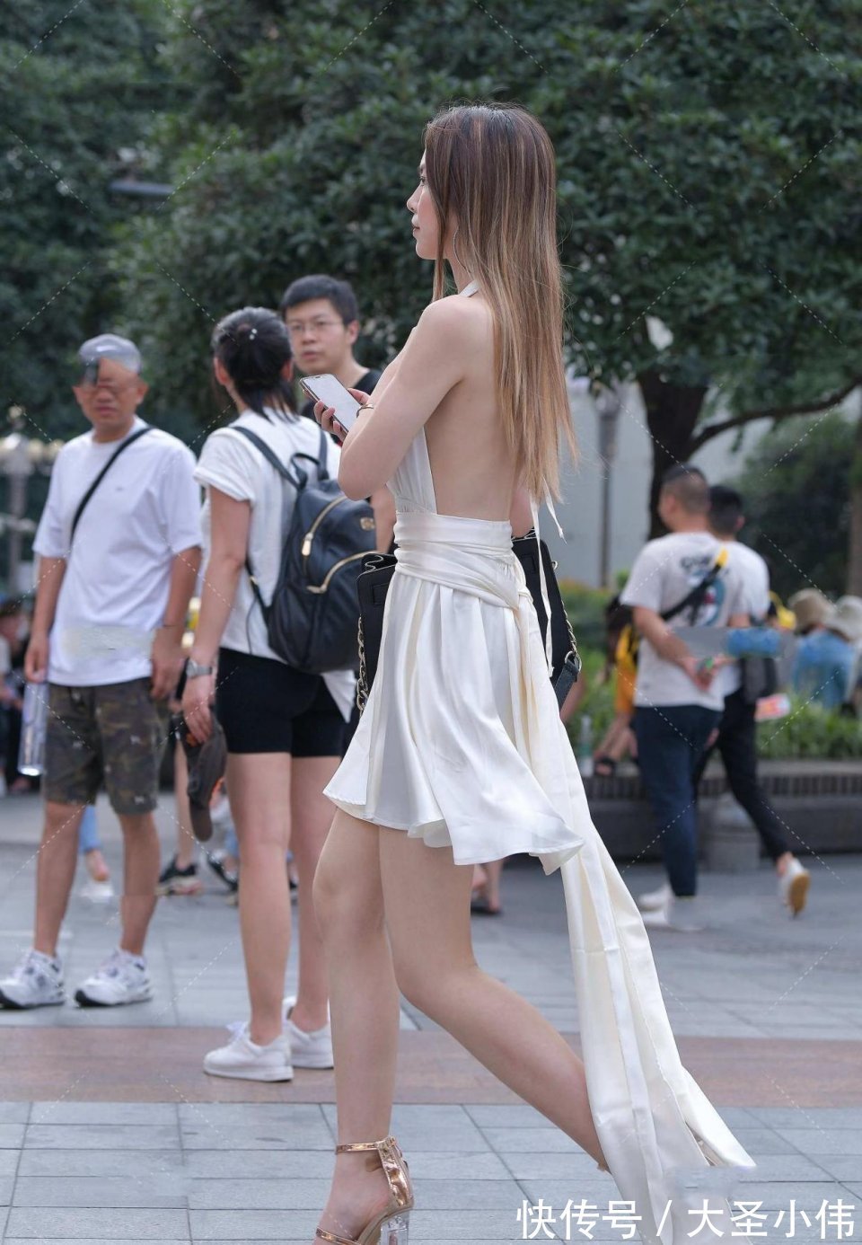 美女|美女街拍：追了两条街，小姐姐终于给镜头了，好想带她回家让我哥们都看看