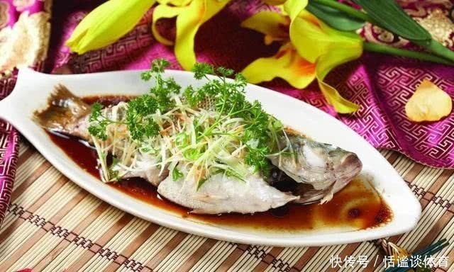 鱼刺卡在喉咙里,喝醋是不对的,教你一招,让鱼刺自己跑出来!