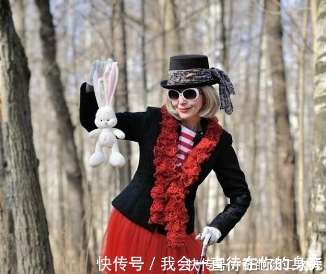走红|58岁阿姨因cosplay走红,造型精美复古大片感,自制道具令人惊艳