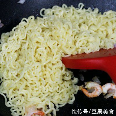 虾仁芝士焗面|#安佳马苏里拉芝士挑战赛#虾仁芝士焗面
