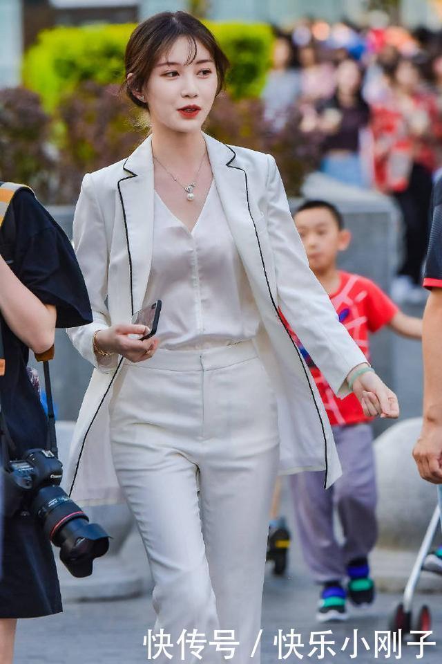 独特|内搭丝质衬衫,若隐若现的光泽感提升内在气质,体现独特的审美