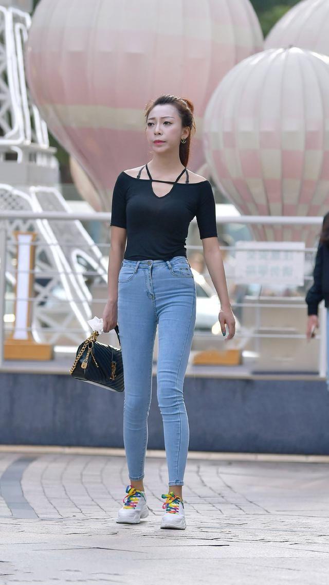 看到美女姐姐这样的穿着打扮,让再次点燃青春的烈焰