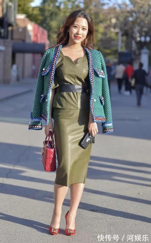 s曲线 修身穿搭秀出紧致身材,气质霸气的感觉扑面而来,时尚品味很独特