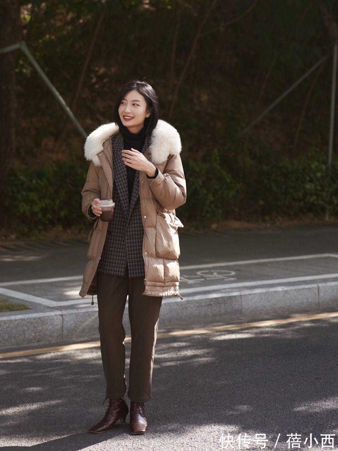 小白鞋|想穿羽绒服的女生看过来,分享4组极简风穿搭look,让你告别臃肿
