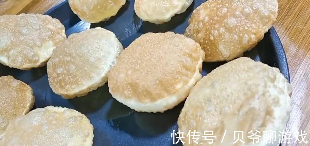 面点师傅教你做空心糖饼,外酥里脆香甜可口,当零食当茶点都不错