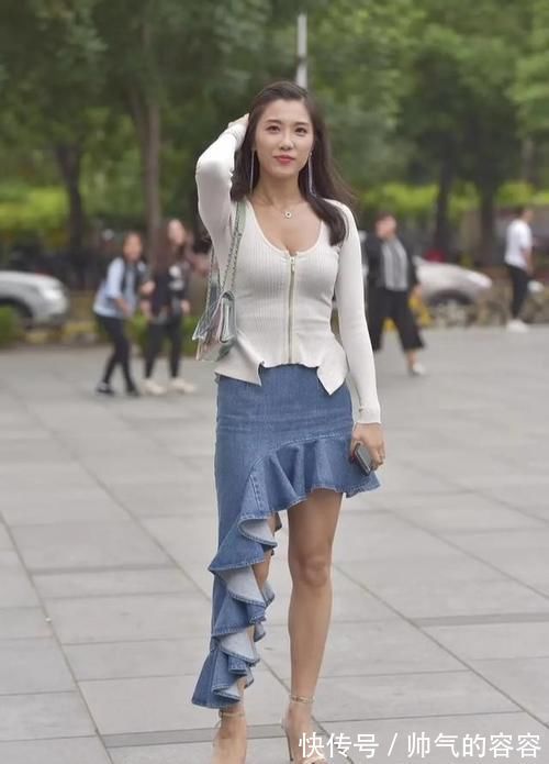 美女 上了年纪的鱼尾裙美女,轻松穿出美腿,尽显性感身姿