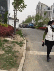 |搞笑GIF:这样的妹子 一看就不是省油的灯