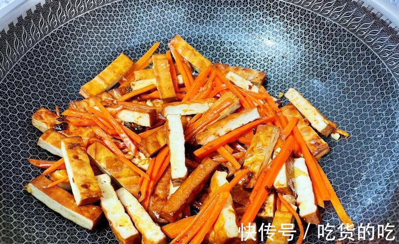 炒香干|立秋到了,这菜我家孩子爱吃,做法超简单,营养互补,补钙长个头