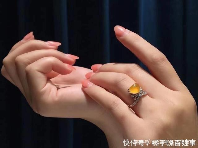 这个季节的色彩用首饰来表达，将珠宝佩戴在身，彰显浓浓的中国风